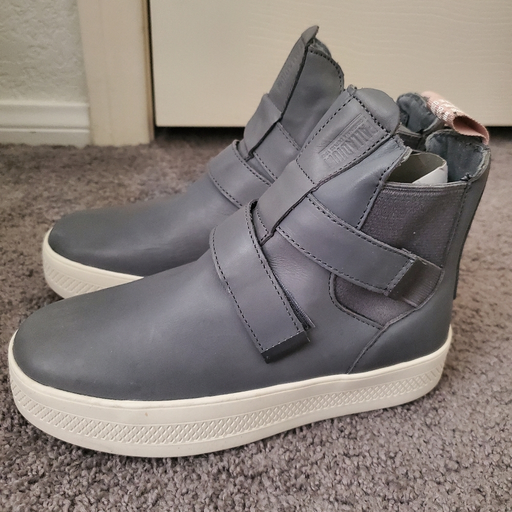 NWOB Rare Palladium Hi Top Platform Leather Sneakers Size 7